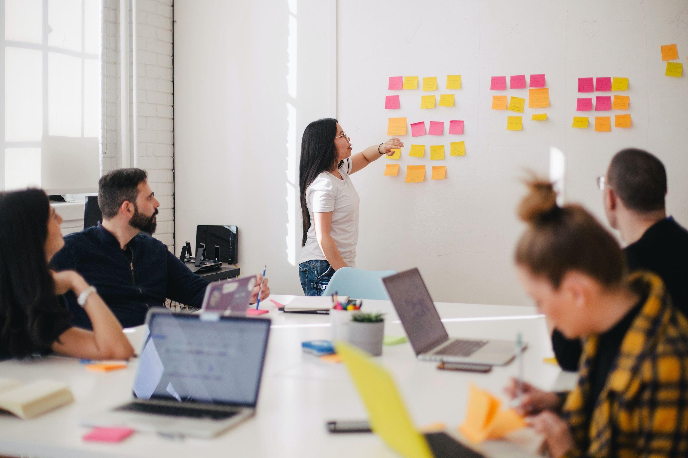 Personer i en workshop på et møterom